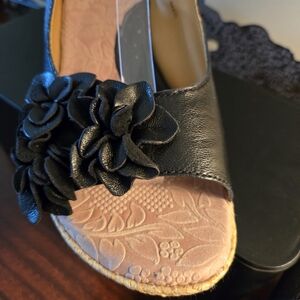 b.ø.c Black Wedge Flower Sandals – Size 10 – Like New